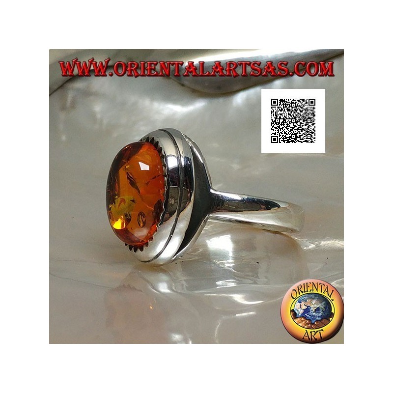 Anello in argento con ambra ovale cabochon rialzato contornata da triangolini