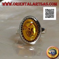 Anillo de plata con ámbar cabujón ovalado en relieve rodeado de triángulos