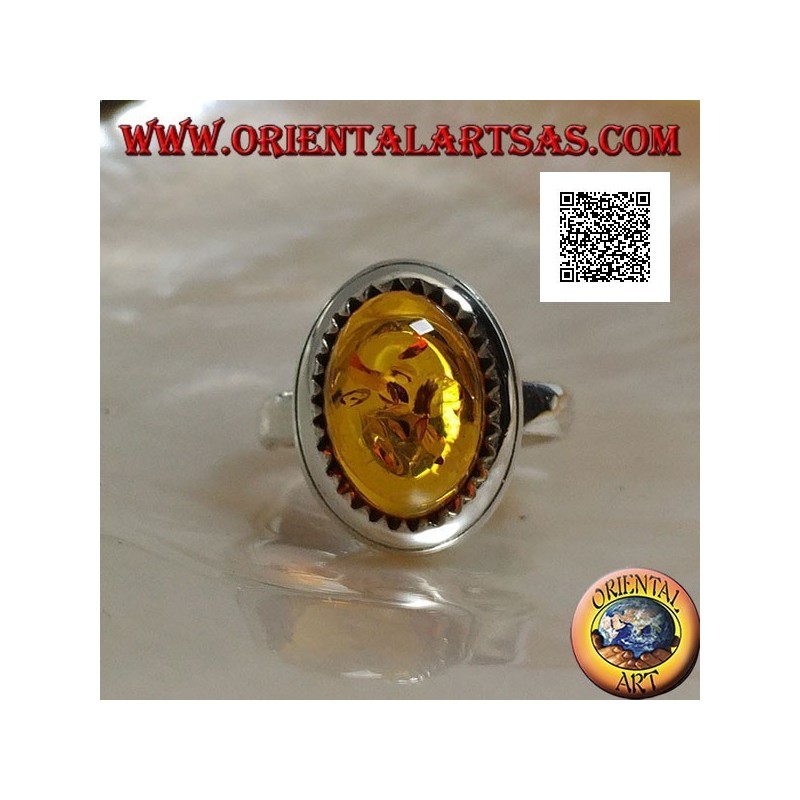 Anello in argento con ambra ovale cabochon rialzato contornata da triangolini