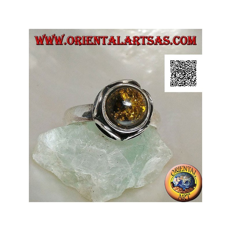 Anello in argento con ambra verde tonda cabochon contornata da semicerchi in altorilievo