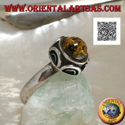 Anillo de plata con cabujón redondo de ámbar verde rodeado de semicírculos en alto relieve