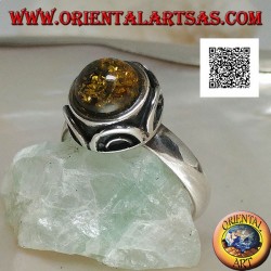 Bague en argent avec cabochon rond d'ambre vert entouré de demi-cercles en haut relief
