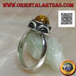 Anillo de plata con cabujón redondo de ámbar verde rodeado de semicírculos en alto relieve