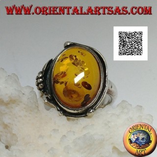 Bague en argent avec cabochon ovale ambre avec deux boules et une feuille sur le bord