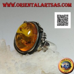 Silberring mit ovalem Cabochon-Bernstein mit zwei Kugeln und einem Blatt am Rand