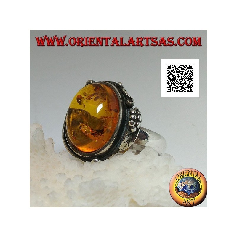 Bague en argent avec cabochon ovale ambre avec deux boules et une feuille sur le bord