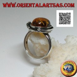 Silberring mit ovalem Cabochon-Bernstein mit zwei Kugeln und einem Blatt am Rand