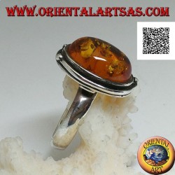 Bague en argent avec cabochon ovale ambre avec deux boules et une feuille sur le bord