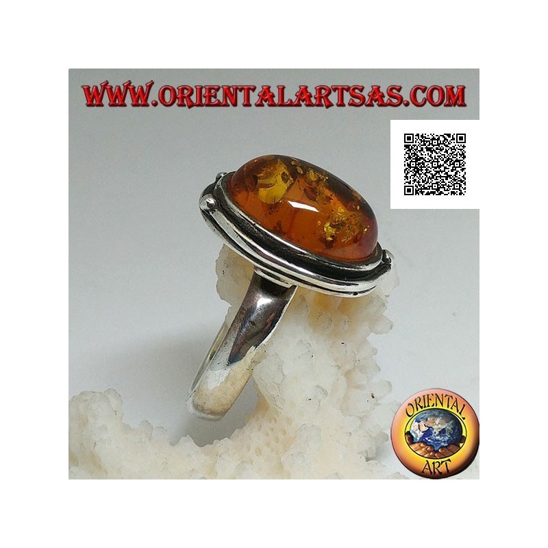Anello in argento con ambra ovale cabochon con due palline e una foglia sul bordo