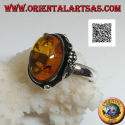 Bague en argent avec cabochon ovale ambre avec deux boules et une feuille sur le bord