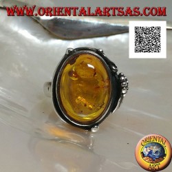 Bague en argent avec cabochon ovale ambre avec deux boules et une feuille sur le bord