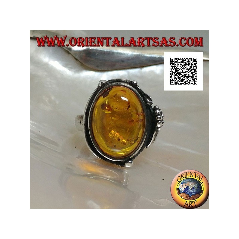 Bague en argent avec cabochon ovale ambre avec deux boules et une feuille sur le bord
