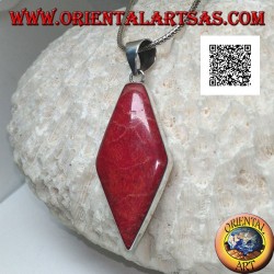 Colgante de plata con coral rojo romboidal (coral) en un marco liso