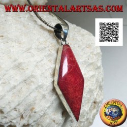 Colgante de plata con coral rojo romboidal (coral) en un marco liso