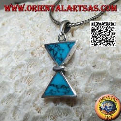 Pendentif en argent avec deux turquoises triangulaires placées en miroir