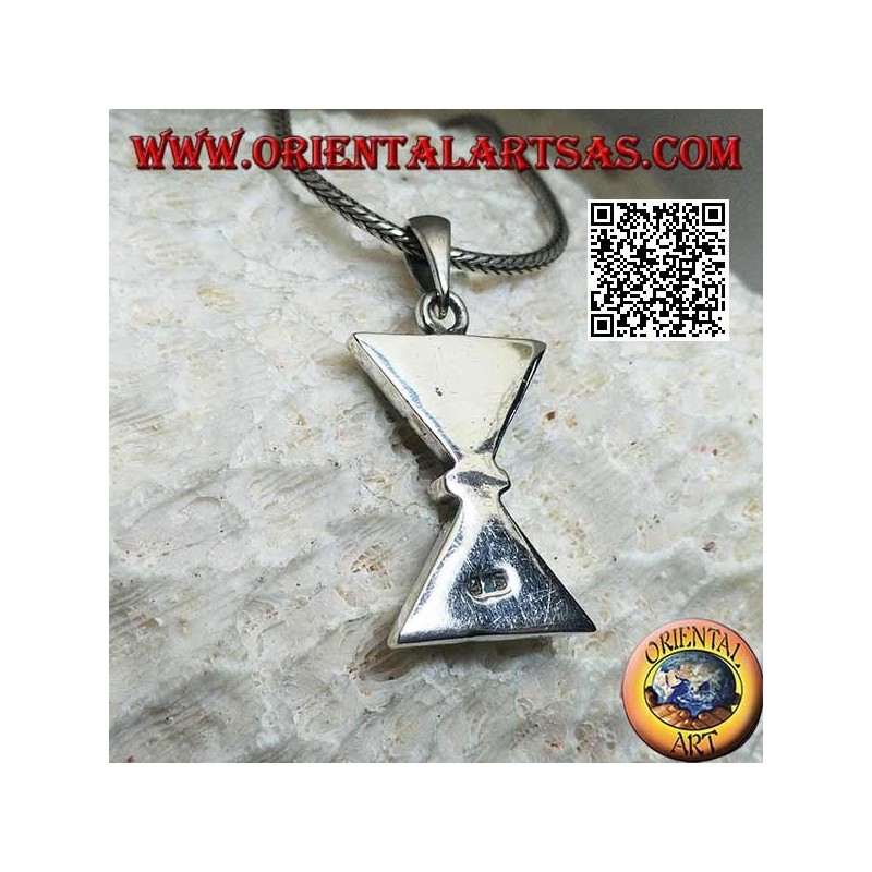 Pendentif en argent avec deux turquoises triangulaires placées en miroir
