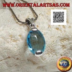 Colgante de plata con topacio azul facetado ovalado engastado arriba y abajo