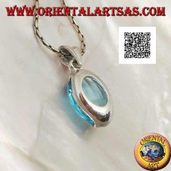 Silberanhänger mit ovalem facettiertem Blautopas oben und unten