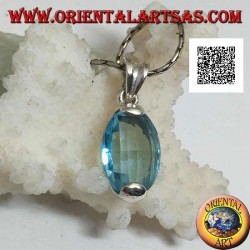 Colgante de plata con topacio azul facetado ovalado engastado arriba y abajo