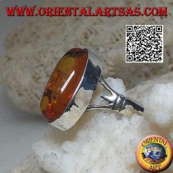 Silberring mit einem länglichen ovalen Cabochon-Bernstein an zwei