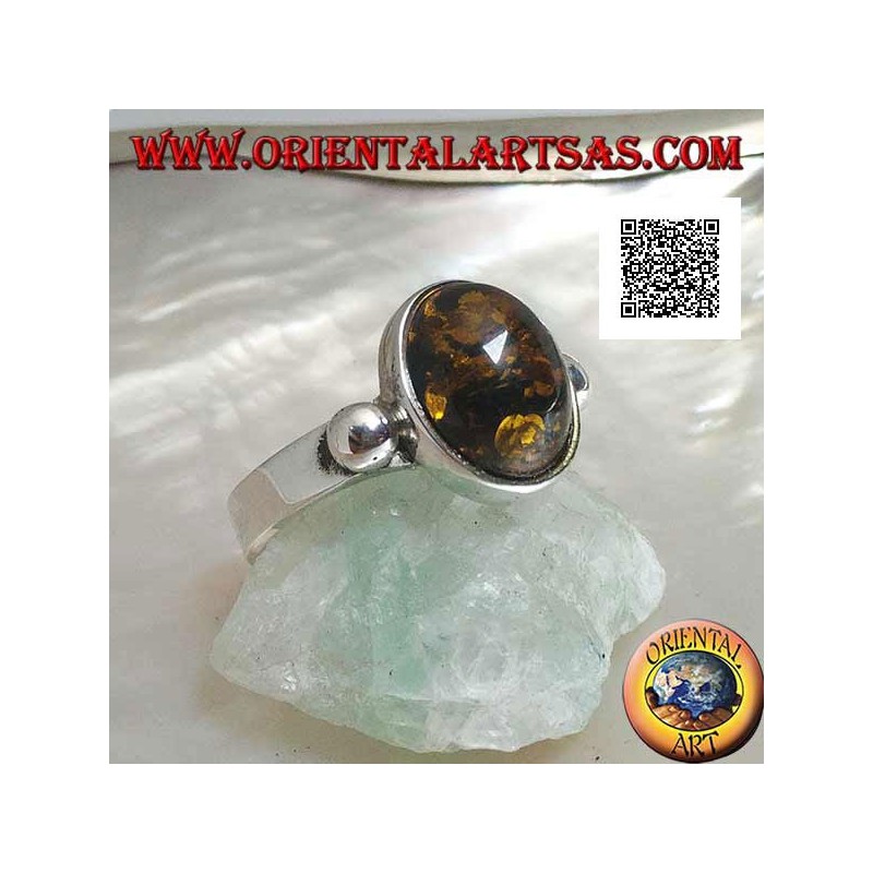 Anillo de plata con ámbar cabujón verde ovalado con bola lateral en engaste liso