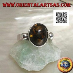 Bague en argent avec cabochon ovale vert ambre avec boule latérale sur monture lisse