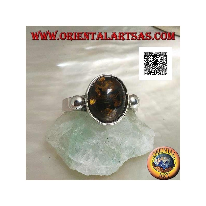 Anello in argento con ambra ovale verde cabochon con pallina laterale su montatura liscia
