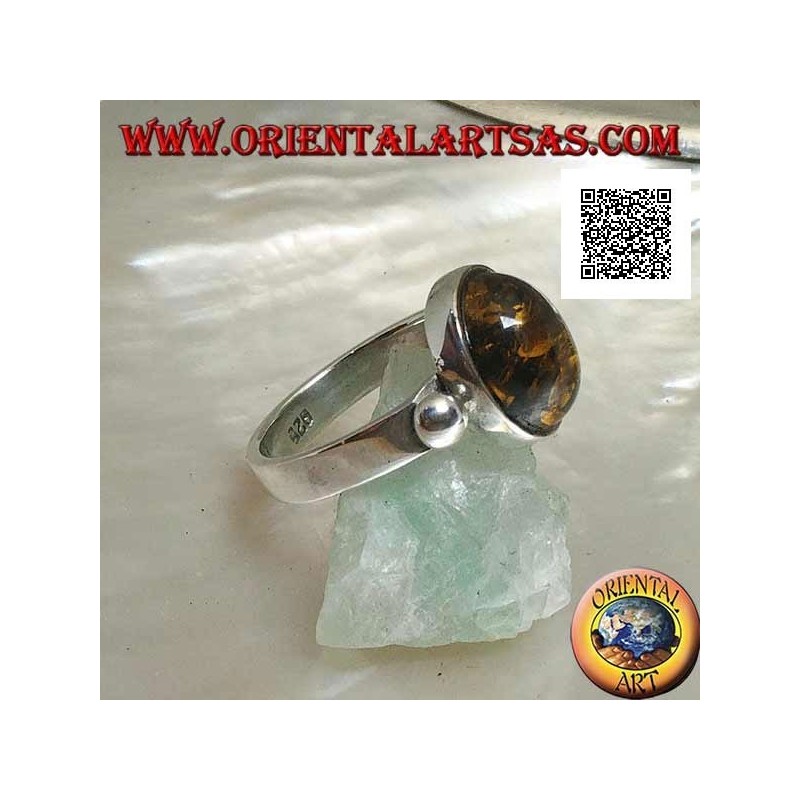 Anillo de plata con ámbar cabujón verde ovalado con bola lateral en engaste liso