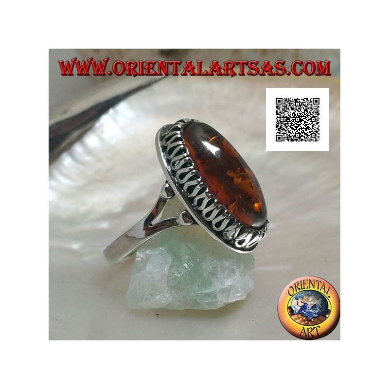 Anillo de plata con ámbar ovalado alargado rodeado por una serpentina en relieve
