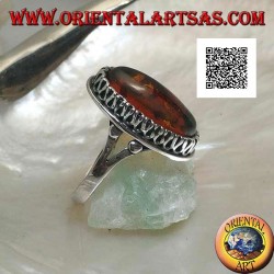 Anillo de plata con ámbar ovalado alargado rodeado por una serpentina en relieve