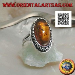 Bague en argent avec ambre ovale allongé entouré d'une serpentine en relief
