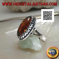 Bague en argent avec ambre ovale allongé entouré d'une serpentine en relief