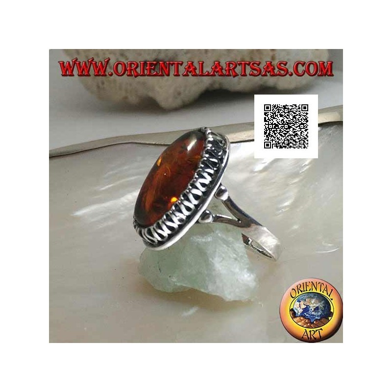 Bague en argent avec ambre ovale allongé entouré d'une serpentine en relief