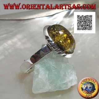 Bague en argent avec ambre cabochon vert ovale et gravures obliques sur les côtés (19)