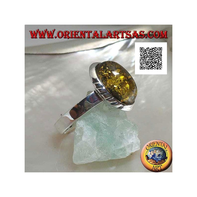 Anillo de plata con ámbar cabujón verde ovalado y grabados oblicuos en los laterales (19)