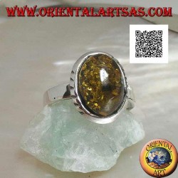 Bague en argent avec ambre cabochon vert ovale et gravures obliques sur les côtés (19)