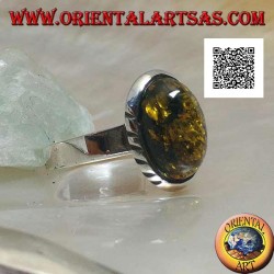Anillo de plata con ámbar cabujón verde ovalado y grabados oblicuos en los laterales (19)