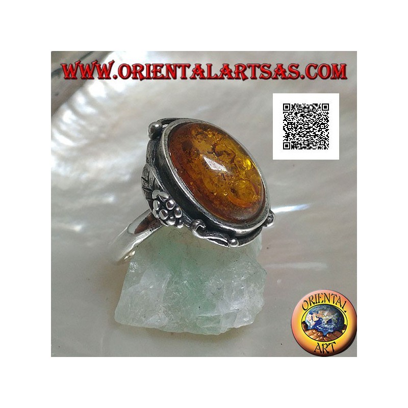 Anillo de plata con cabujón de ámbar ovalado con dos bolas y una hoja en el borde (fina)