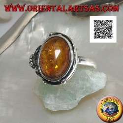 Silberring mit ovalem Cabochon-Bernstein mit zwei Kugeln und einem Blatt am Rand (dünn)