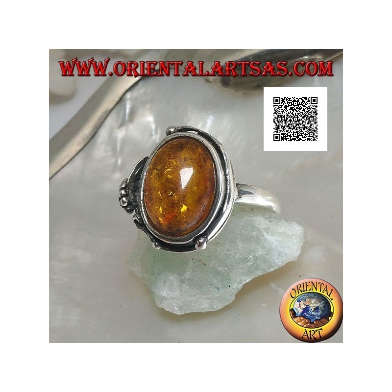 Anello in argento con ambra ovale cabochon con due palline e una foglia sul bordo (sottile)