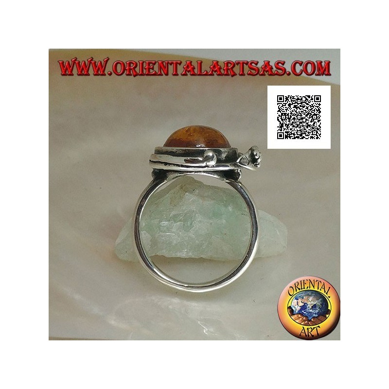 Anillo de plata con cabujón de ámbar ovalado con dos bolas y una hoja en el borde (fina)