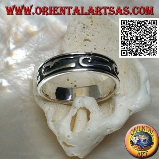 Bague en argent avec motifs stylisés en forme de U en bas-relief