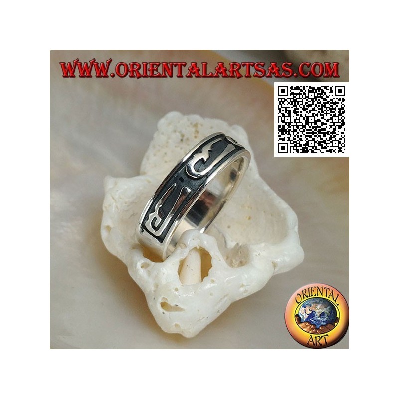 Anillo de plata con estilizados diseños en forma de U en bajorrelieve