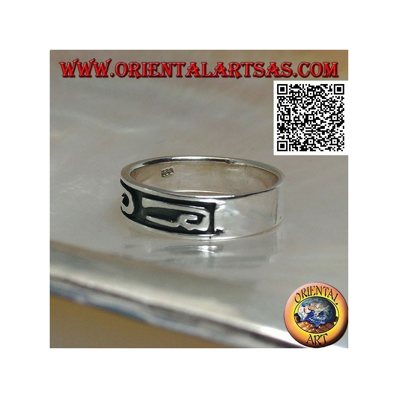 Anillo de plata con estilizados diseños en forma de U en bajorrelieve