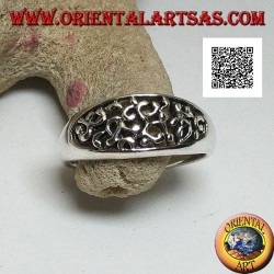Anillo de plata con decoración densa calada sobre un óvalo horizontal