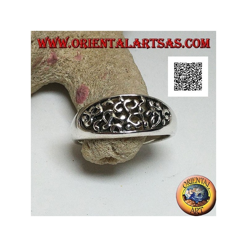 Bague en argent à décor ajouré dense sur un ovale horizontal