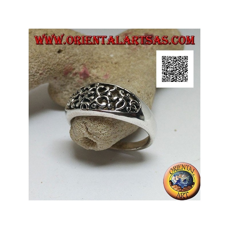 Anillo de plata con decoración densa calada sobre un óvalo horizontal