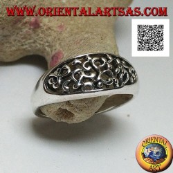 Anillo de plata con decoración densa calada sobre un óvalo horizontal