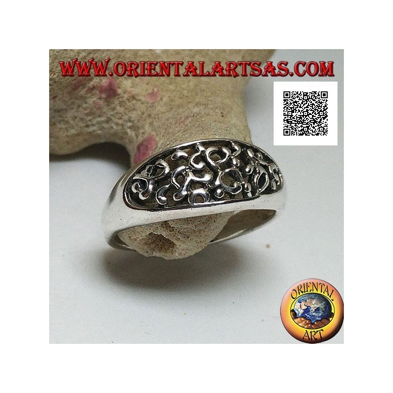 Silberring mit dichter durchbrochener Dekoration auf einem horizontalen Oval