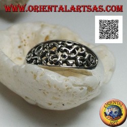 Anillo de plata con decoración densa calada sobre un óvalo horizontal